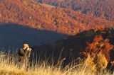 Fotograf przyrody, Bieszczady, pod Rawkami, w tle Caryńska