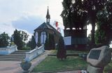 Grójec, kościół św. Mikołaja i pomnik żołnierzom Batalionów Chłopskich
