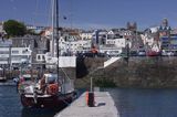 s/y Safran, Trismus 37, oczekiwanie przy pomoście pływającym na przypływ i wejście do portu St. Peter Port na wyspie Guernsey, Channel Islands, Anglia, Wyspy Normandzkie, Kanał La Manche