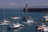 jachty i motorówki na bojach przy główkach portu St. Peter Port na wyspie Guernsey, Channel Islands, Anglia, Wyspy Normandzkie, Kanał La Manche