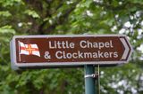 drogowskaz do kaplicy Little Chapel i sklepu zegarmistrzów, na wyspie Guernsey, Channel Islands, Anglia, Wyspy Normandzkie, Kanał La Manche