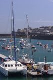 oczekiwanie na pomoście pływającym na wejscie do portu St. Peter Port, w tle Castle Cornet, wyspa Guernsey, Channel Islands, Anglia, Wyspy Normandzkie, Kanał La Manche