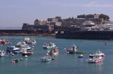 łódki na bojach w awanporcie portu St. Peter Port, w tle Castle Cornet, wyspa Guernsey, Channel Islands, Anglia, Wyspy Normandzkie, Kanał La Manche