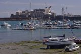 odpływ w awanporcie portu St. Peter Port, w tle Castle Cornet, wyspa Guernsey, Channel Islands, Anglia, Wyspy Normandzkie, Kanał La Manche