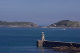 główka portu w St. Peter Port, wyspa Guernsey, w tle wyspy Herm i Jethou, Channel Islands, Anglia, Wyspy Normandzkie, Kanał La Manche