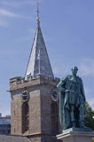 Parish Church of St Peter Port i pomnik księcia Alberta w St. Peter Port, wyspa Guernsey, Channel Islands, Anglia, Wyspy Normandzkie, Kanał La Manche