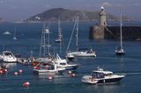 w St. Peter Port, wyspa Guernsey, w tle wyspa Jethou, Channel Islands, Anglia, Wyspy Normandzkie, Kanał La Manche