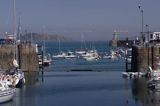 w Victoria Marina w St. Peter Port, wyspa Guernsey, w tle wyspa Jethou, Channel Islands, Anglia, Wyspy Normandzkie, Kanał La Manche