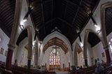 wnętrze kościoła katolickiego w St. Peter Port, wyspa Guernsey, w tle wyspa Jethou, Channel Islands, Anglia, Wyspy Normandzkie, Kanał La Manche