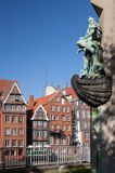 Hamburg, stara dzielnica portowa, zabytkowe kamienice i figura Neptuna, Niemcy, Hamburg Hohe Brücke Skulptur Neptun