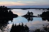 widok z zatoki na wyspie Handelop Huvud, szwedzkie szkiery koło Vastervik, Szwecja