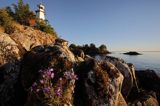 Latarenka na skale przy porcie Hastholmen nad jeziorem Vattern, Wetter, Szwecja