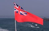 morska flaga brytyjska na promie kursujacym miedzy wyspami Guernsey i Herm, Channel Islands, Anglia, Wyspy Normandzkie, Kanał La Manche