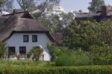 dom kryty strzechą w Kloster na wyspie Hiddensee, Mecklenburg-Vorpommern, Niemcy