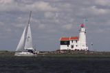 jacht i latarnia morska na Ijsselmeer, Holandia