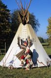 indiańska wioska, tipi, polski indianin przed tipi