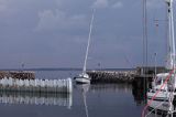 Ściąganie jachtu z mielizny, Port na wyspie Jegindo, Limfjord, Jutlandia, Dania