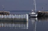 Jacht na mieliźnie u wejścia do portu, Port na wyspie Jegindo, Limfjord, Jutlandia, Dania