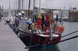 ponton pływający przy wejściu do portu jachtowego Albert Harbour w St. Helier, wyspa Jersey, Channel Islands, Wyspy Normandzkie, oczekiwanie na przypływ