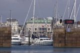 port jachtowy Albert Harbour w St. Helier, wyspa Jersey, Channel Islands, Wyspy Normandzkie, wejście do portu otwarte - przypływ