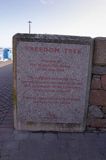 tablica przy Drzewie Wolności - Freedom Tree w St. Helier, wyspa Jersey, Channel Islands, Wyspy Normandzkie