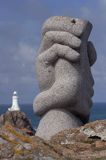 latarnia morska La Corbiere i pomnik upamietniający katastrofę morską z 1995 roku z podziękowaniem za ocalenie, wyspa Jersey, Channel Islands, Anglia, Wyspy Normandzkie, Kanał La Manche