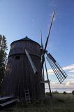 zabytkowy drewniany wiatrak na wyspie Junkon, Archipelag Lulea, Szwecja, Zatoka Botnicka
