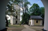 Kalwaria Pacławska, sanktuarium, klasztor i kościół Franciszkanów, na dziedzińcu, dzwonnica i kaplica