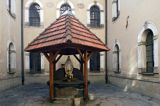 Kalwaria Zebrzydowska Sanktuarium studnia w klasztorze Bernardynów
