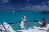 Jacht katamaran na lazurowym Morzu Karaibskim