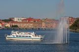 Karlskrona, statek wycieczkowy i fontanna na zatoce w centrum, Szwecja