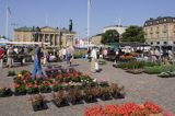 Karlskrona, targ kwiatów w centrum, Szwecja Stortorget, ratusz w tle