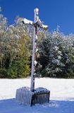 krzyż przydrożny przysypany pierwszym śniegiem w Kaszubskim Parku Krajobrazowym
