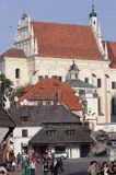 Kazimierz Dolny nad Wisłą, rynek, dachy, domy i kościół Farny