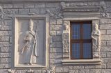 Kazimierz Dolny nad Wisłą, fragmenty fasad kamienic przy rynku, kamienica Przybyłów - Kamienica pod św. Mikołajem i Krzysztofem