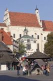 Kazimierz Dolny nad Wisłą, rynek, studnia i kościół Farny