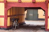 Zaułek, brama w Kerteminde, wyspa Fionia, Fyn, Dania