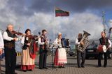 występ zespołu regionalnego w porcie Kłajpeda, Litwa lithuanian folk musicians, Klajpeda, Lithuania