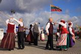 występ zespołu regionalnego w porcie Kłajpeda, Litwa lithuanian folk dance, Klajpeda, Lithuania