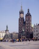 Cracow kościół Mariacki i pomnik Adama Mickiewicza na Rynku