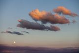 Księżyc i chmury  o zachodzie Słońca