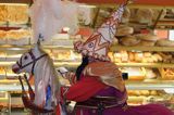 Cracow Lajkonik zbiera haracz od kupców na miejskim targowisku, w piekarni
