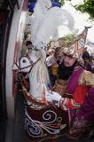 Cracow Lajkonik zbiera haracz od kupców wchodząc do sklepów