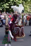 Cracow Lajkonik zaprasza do tańca dziewczynkę w stroju krakowskim