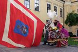 Cracow Lajkonik, pokłon z flagą przed pomnikiem Jana Pawła II na dziedzińcu pałacu biskupów