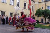 Cracow Lajkonik, taniec przed pomnikiem Jana Pawła II na dziedzińcu pałacu biskupów