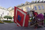 Cracow Lajkonik, pokłon z flagą przed pomnikiem Jana Pawła II na dziedzińcu pałacu biskupów