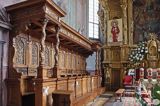 Leżajsk, koścół rzymskokatolicki Świętej Trójcy - Fara, wnętrze, drewniane ławy przy ołtarzu głównym