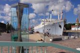 bursztynowy zegar klepsydra w porcie Liepaja, Łotwa amber clock in Liepaja harbour, Latvia