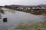 wyspa Lihou koło wyspy Guernsey, Channel Island, Kanał La Manche,przejście w czasie odpływu - odsłonieta droga w czasie odpływu
